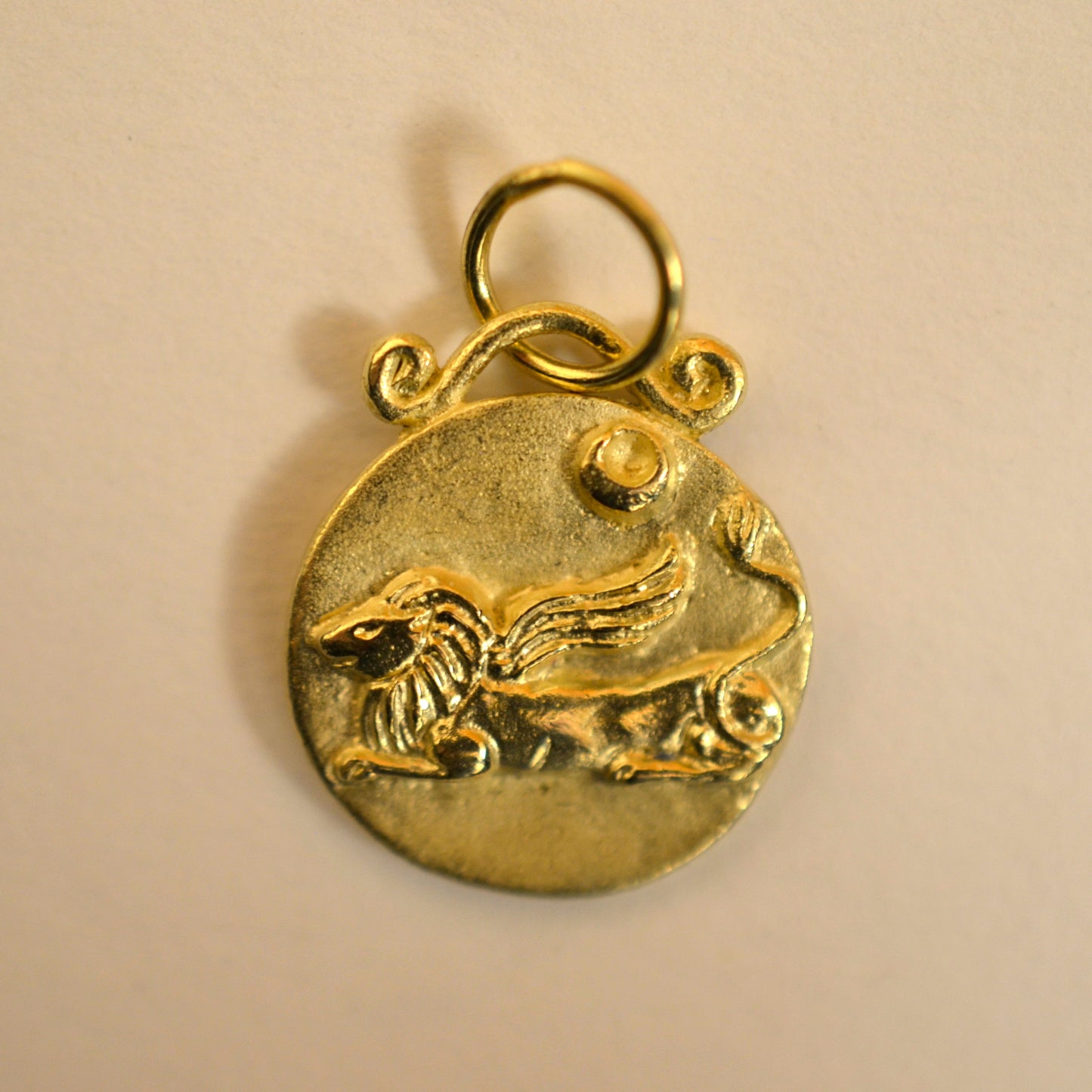 Leo zodiac pendant in 18 karat gold on white background