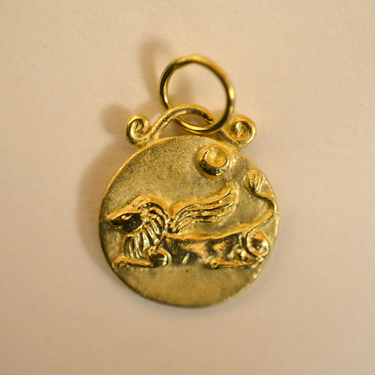 Leo zodiac pendant in 18 karat gold on white background