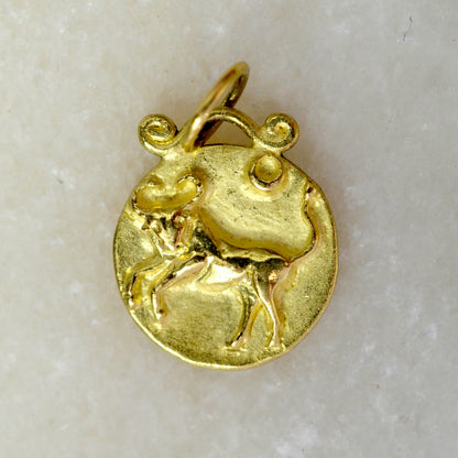 Taurus zodiac pendant in 18 karat gold on marble