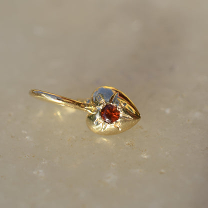 Heart shaped pendant in 18 karat gold with a garnet